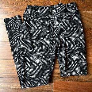 Lularoe Black and White leggings size regular